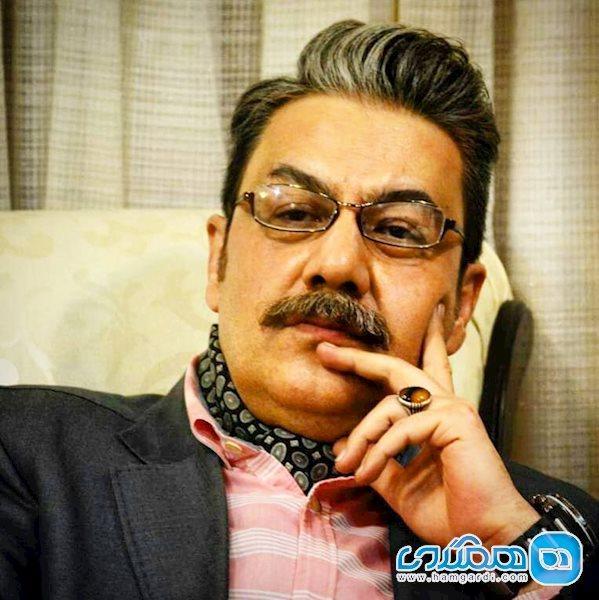 گوینده خبر با قیافه جدی و دستمال گردن