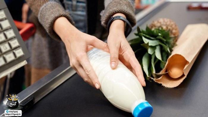 5 هشداری که نشان می دهند شما بیش از حد شیر می نوشید