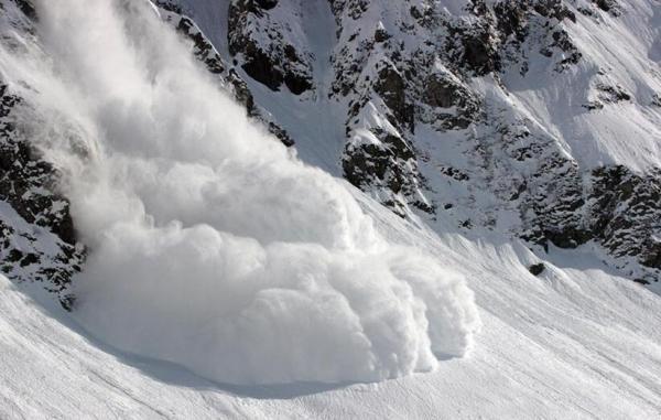 خطر یخ زدگی و ریزش بهمن در ارتفاعات تهران ، توصیه های مهم به کوهنوردان